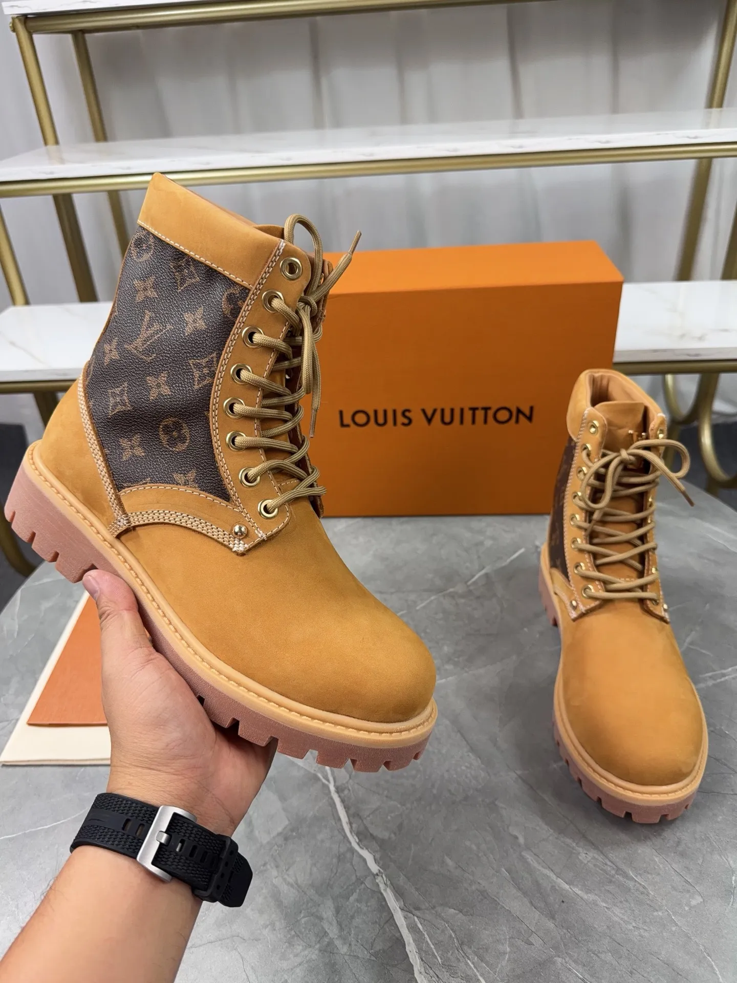 p720🐮🐮2025 top version: couple style LV presbyopia, embossed rhubarb boots, ankle boots, embossed waterproof nubuck cowhide boots, relying on the brand's exquisite craftsmanship to carefully reshape the classic T 6-inch boot shape in Italy to create an American-style autumn and winter men's and women's wear show. The original laces and outsole are exquisitely detailed, and the leather label expresses the cooperation logo. Exquisite packaging at the delivery counter🛍📦 ▪️Fabrics: Original customized imported first-layer cowhide ▪️Inner lining: Original customized leather lining/mesh lining ▪️Outsole: Original molded anti-slip rubber material ▪️Sole thickness: 3.5CM ▪️Size: 35-40 for women and 39-46 for men